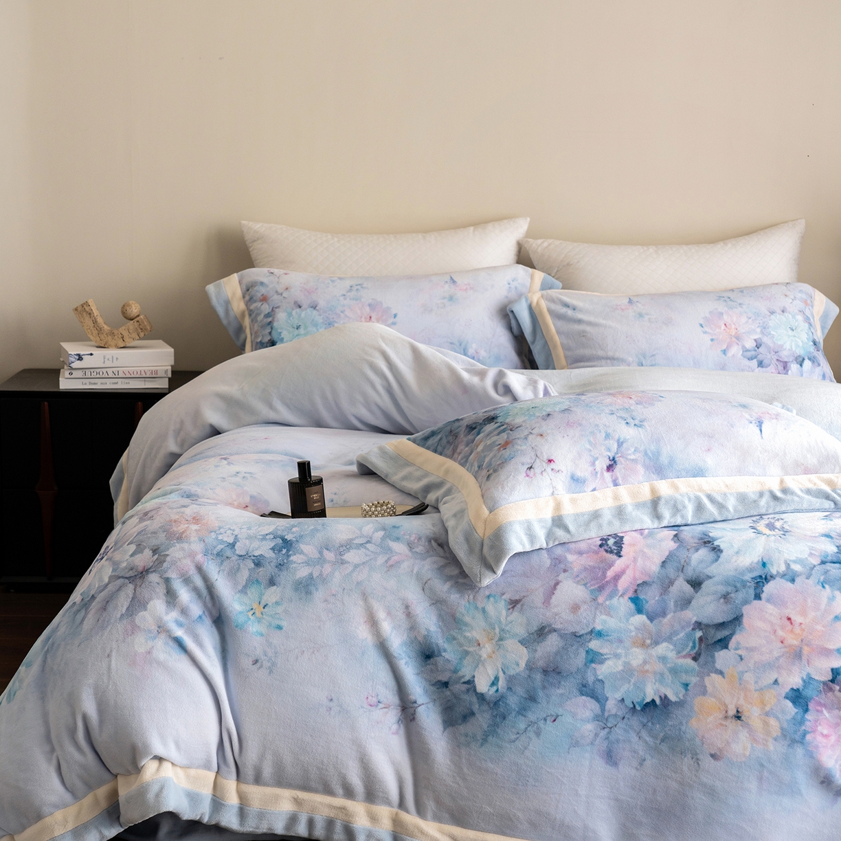 91家纺网 家纺一手货源 找家纺 佳汐蓝家纺 2025新款全消光牛奶绒数码印花四件套-沁园春系列 沁园春-蓝