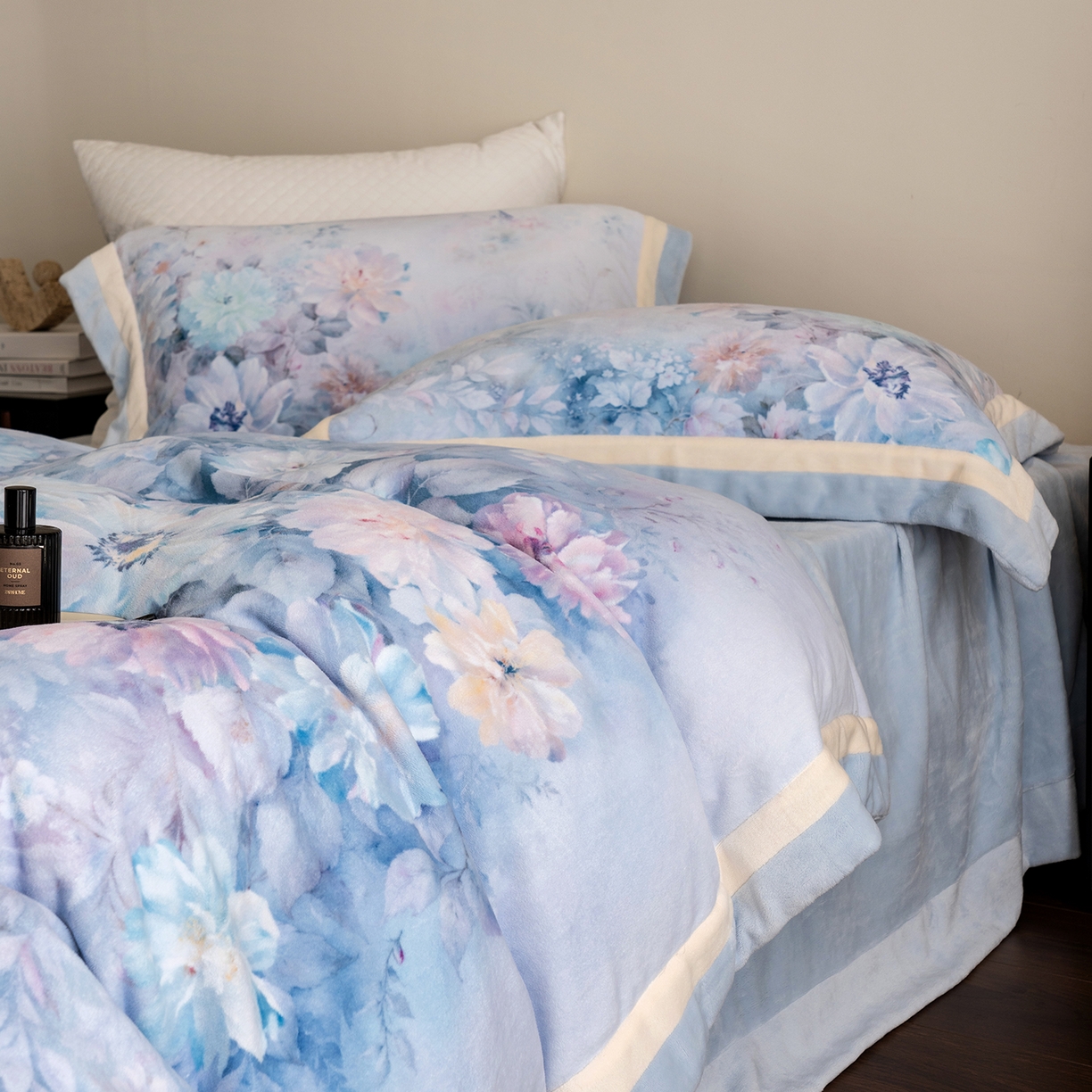 91家纺网 家纺一手货源 找家纺 佳汐蓝家纺 2025新款全消光牛奶绒数码印花四件套-沁园春系列 沁园春-蓝