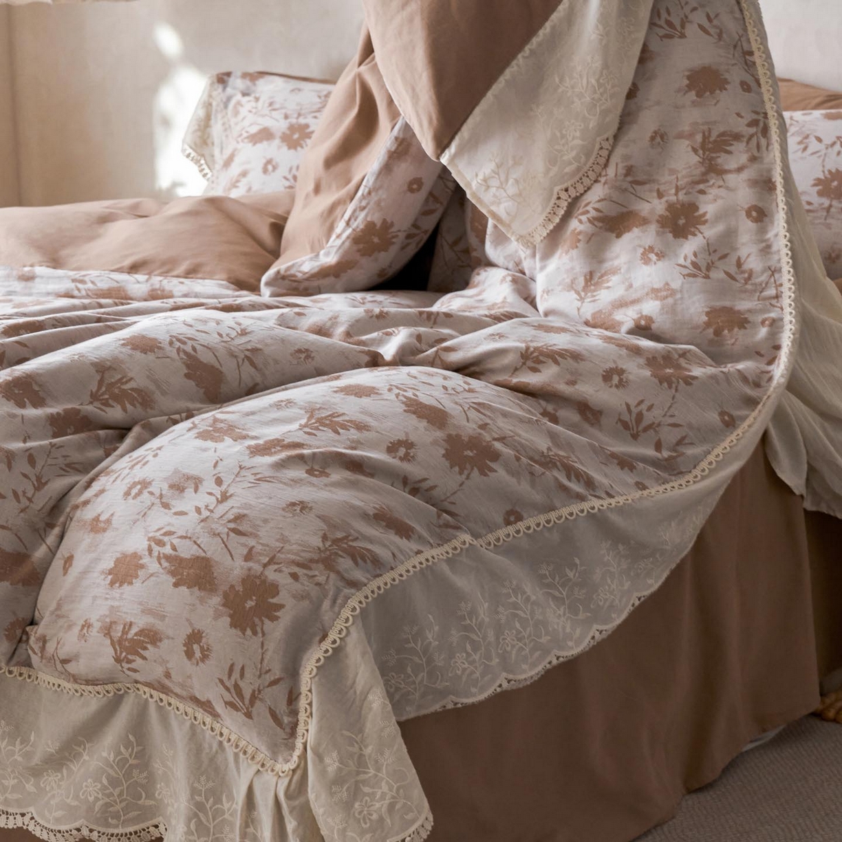 91家纺网 家纺一手货源 找家纺 涵宸家纺 2025新款A类全棉磨毛色织提花花边四件套 墨菡-咖