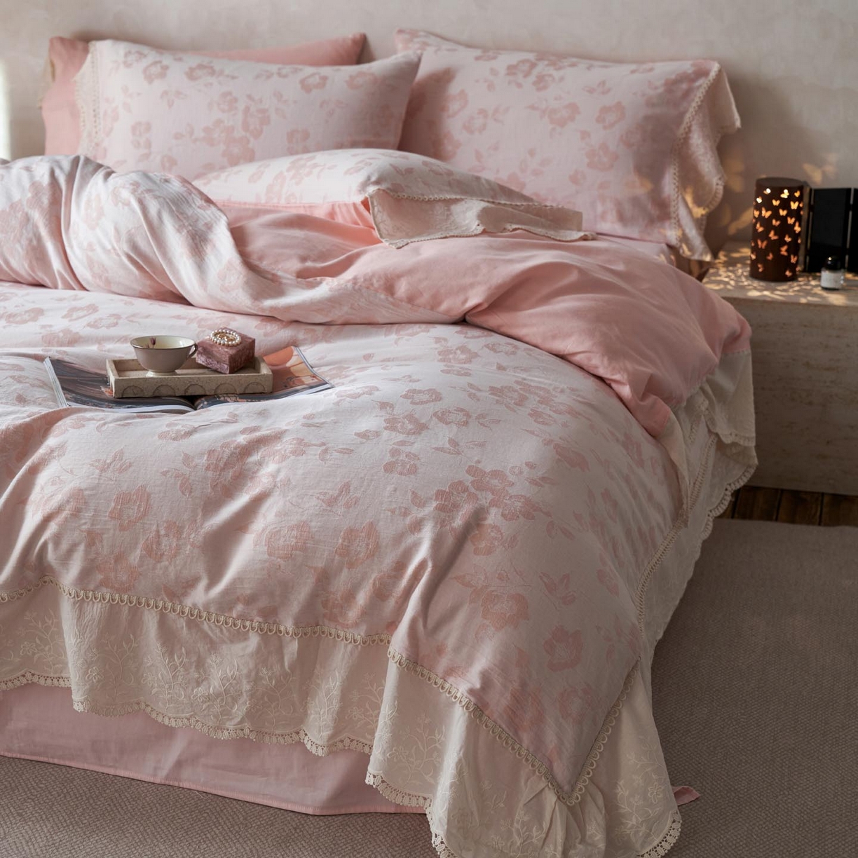 91家纺网 家纺一手货源 找家纺 涵宸家纺 2025新款A类全棉磨毛色织提花花边四件套 月移棠-粉