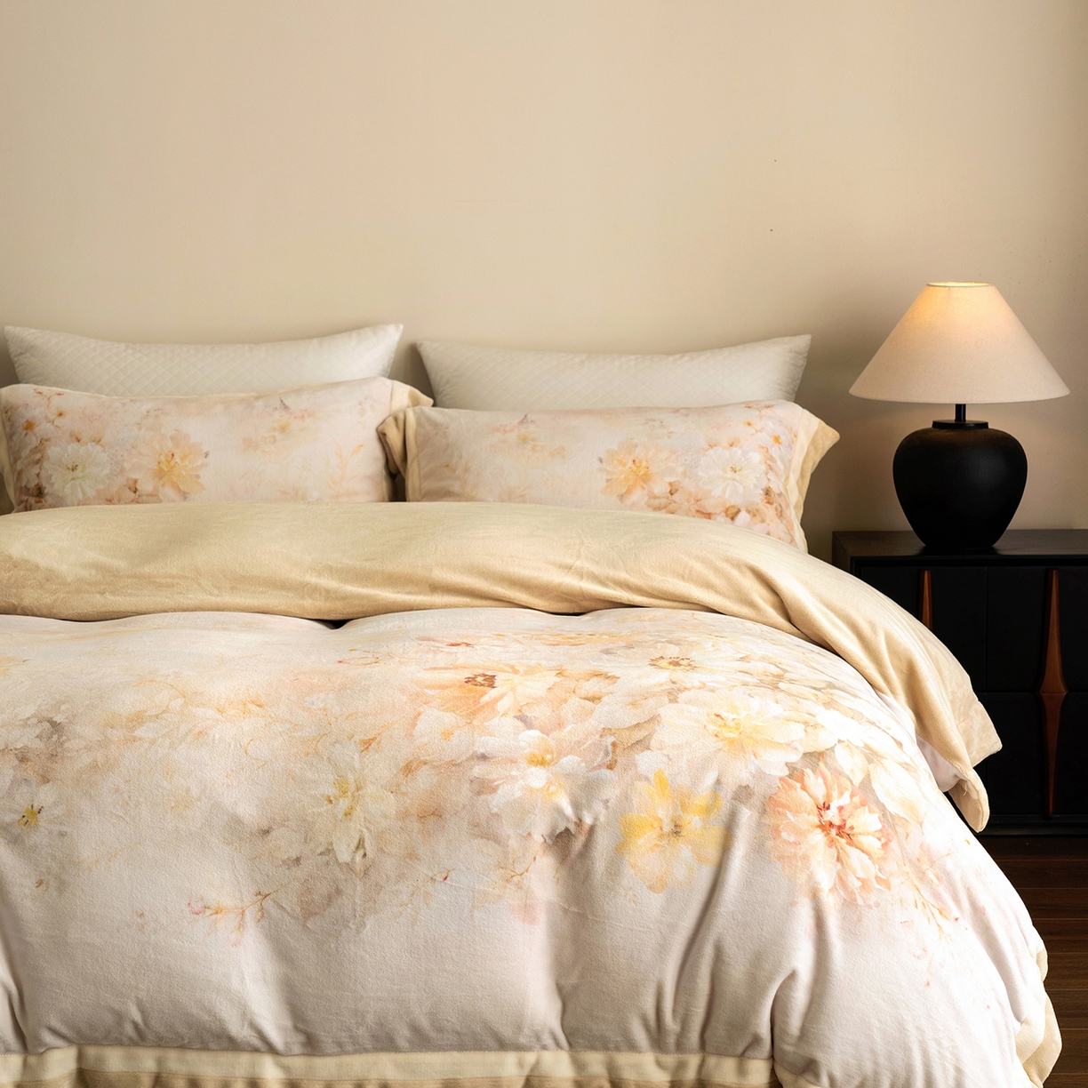 91家纺网 家纺一手货源 找家纺 佳汐蓝家纺 2025新款全消光牛奶绒数码印花四件套-沁园春系列 沁园春-黄