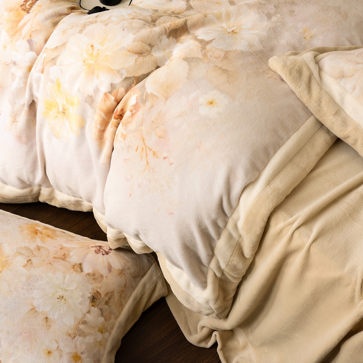 91家纺网 家纺一手货源 找家纺 佳汐蓝家纺 2025新款全消光牛奶绒数码印花四件套-沁园春系列 沁园春-黄