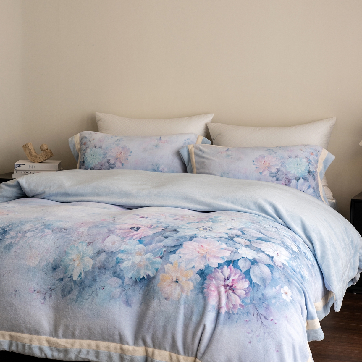 91家纺网 家纺一手货源 找家纺 佳汐蓝家纺 2025新款全消光牛奶绒数码印花四件套-沁园春系列 沁园春-蓝