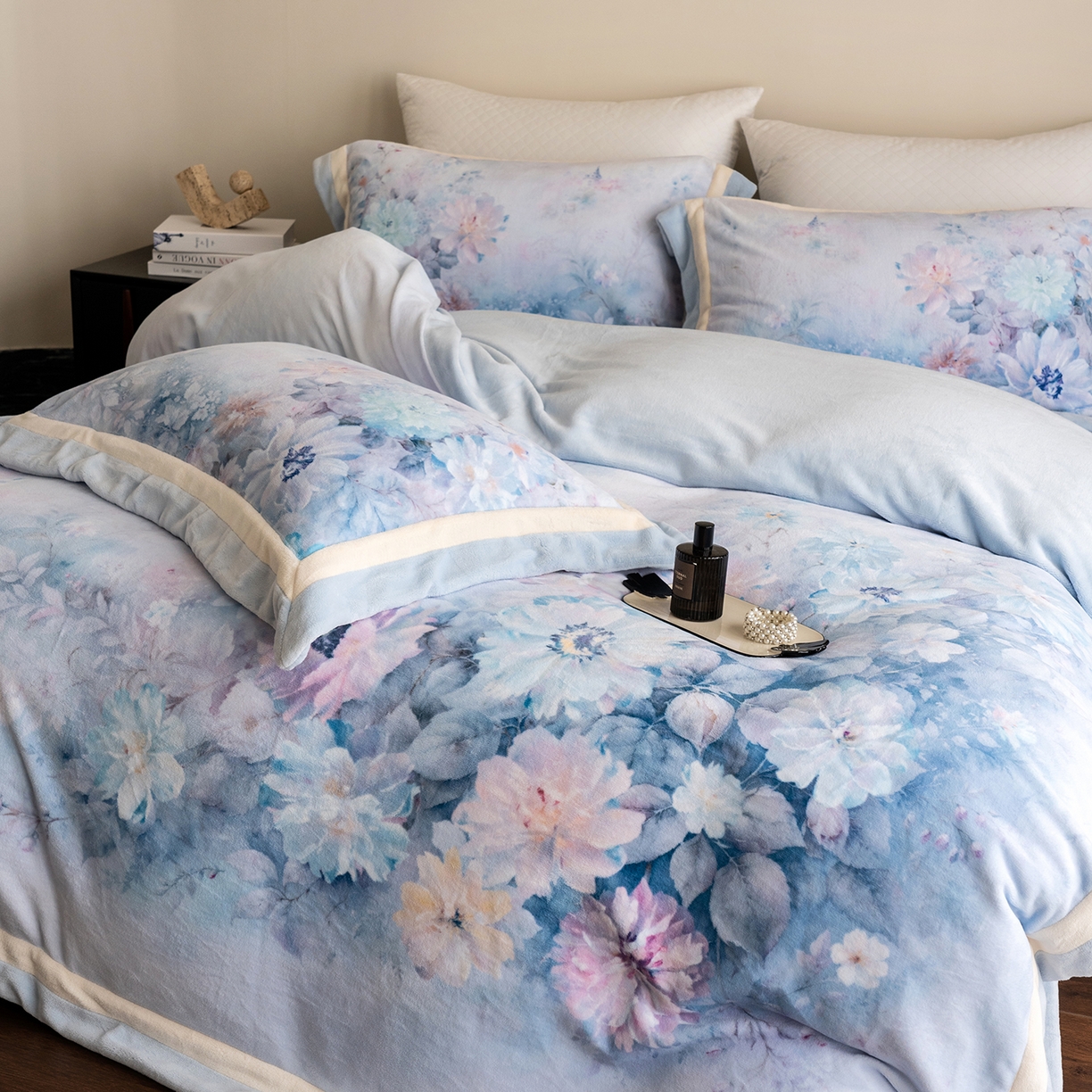 91家纺网 家纺一手货源 找家纺 佳汐蓝家纺 2025新款全消光牛奶绒数码印花四件套-沁园春系列 沁园春-蓝