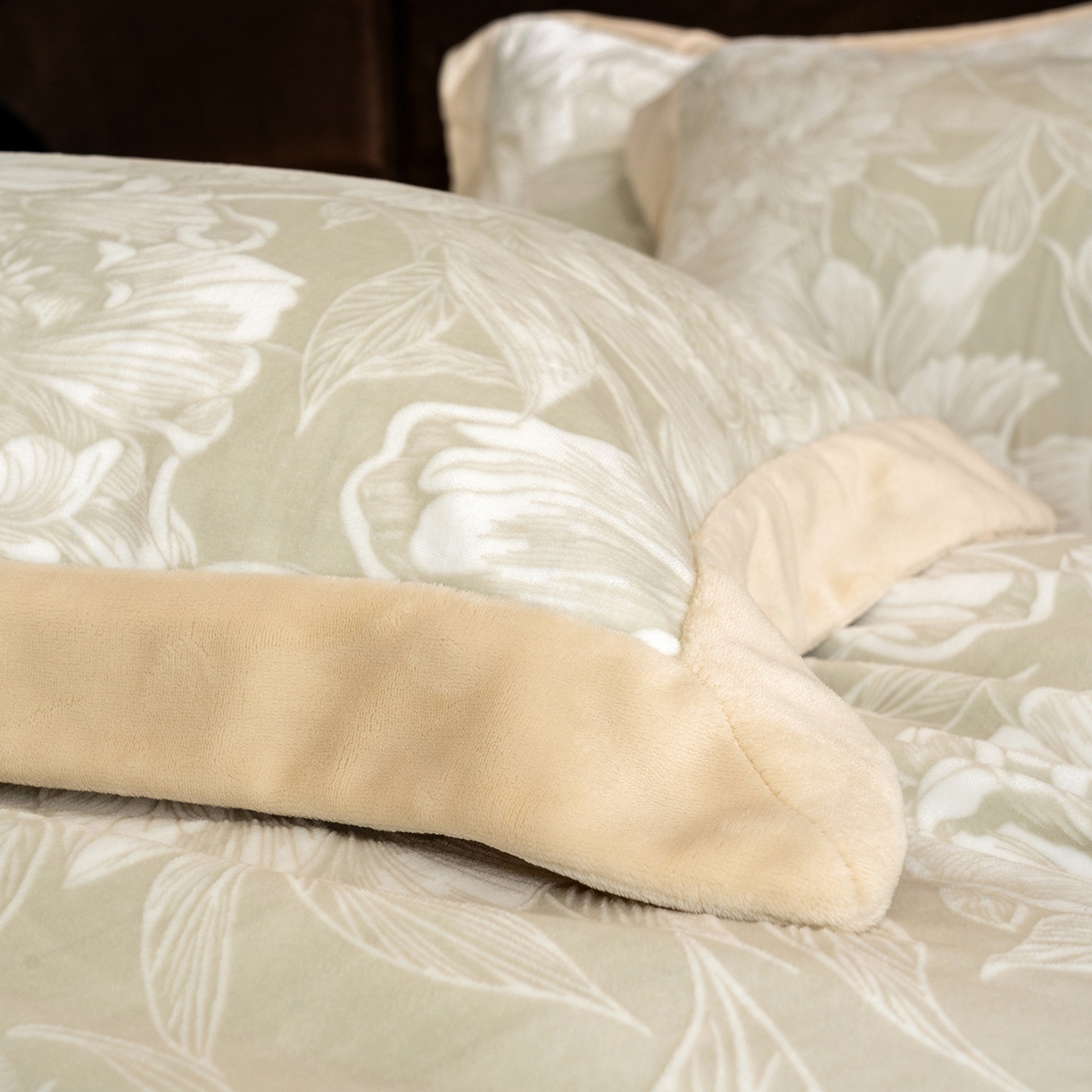 91家纺网 家纺一手货源 找家纺 佳汐蓝家纺 2025新款雕花绒四件套毯子-芳华系列 芳华-灰绿