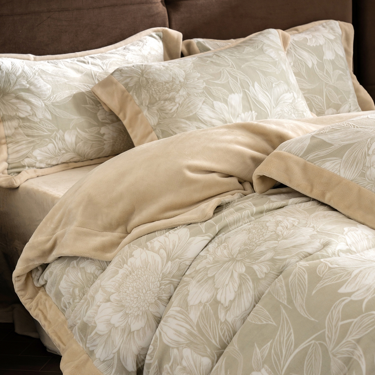 91家纺网 家纺一手货源 找家纺 佳汐蓝家纺 2025新款雕花绒四件套毯子-芳华系列 芳华-灰绿