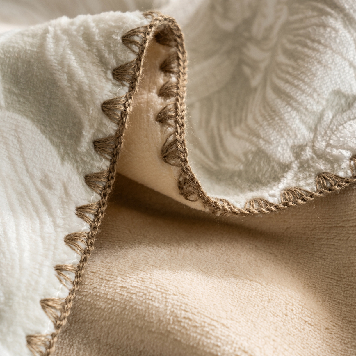 91家纺网 家纺一手货源 找家纺 佳汐蓝家纺 2025新款雕花绒四件套毯子-芳华系列 芳华-灰绿