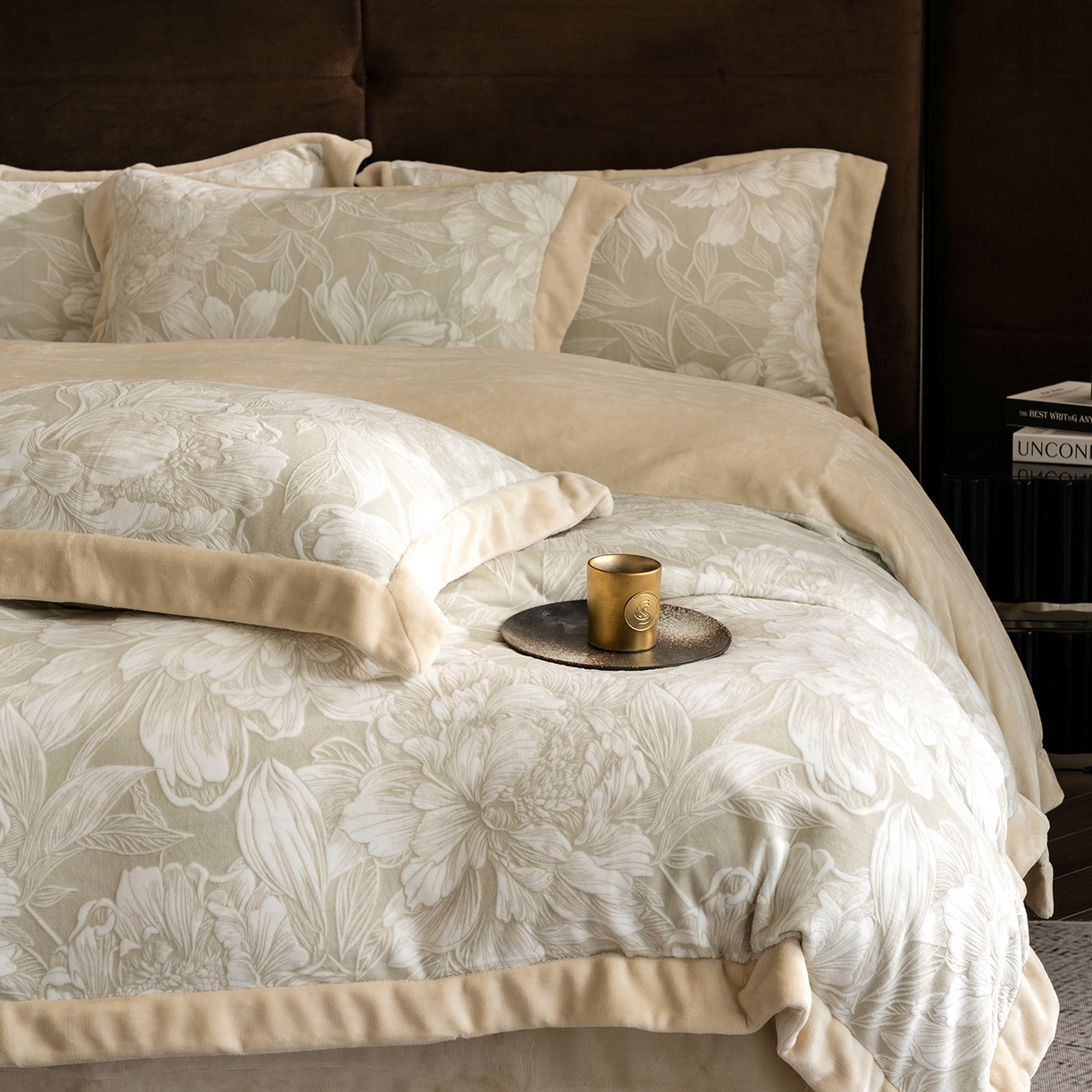 91家纺网 家纺一手货源 找家纺 佳汐蓝家纺 2025新款雕花绒四件套毯子-芳华系列 芳华-灰绿