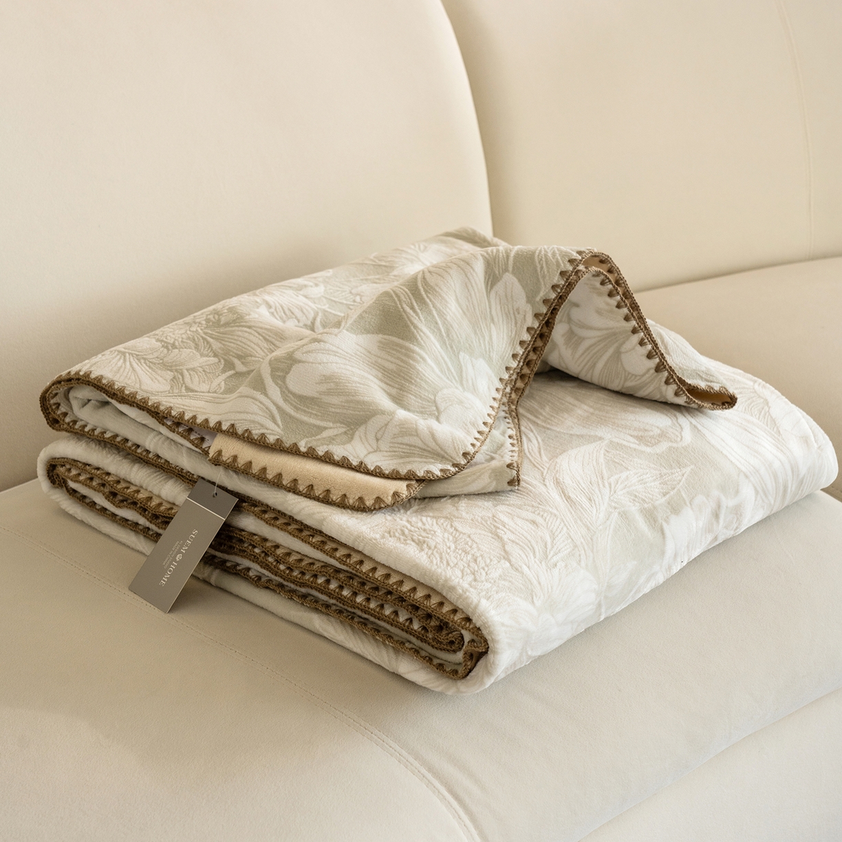 91家纺网 家纺一手货源 找家纺 佳汐蓝家纺 2025新款雕花绒四件套毯子-芳华系列 芳华-灰绿