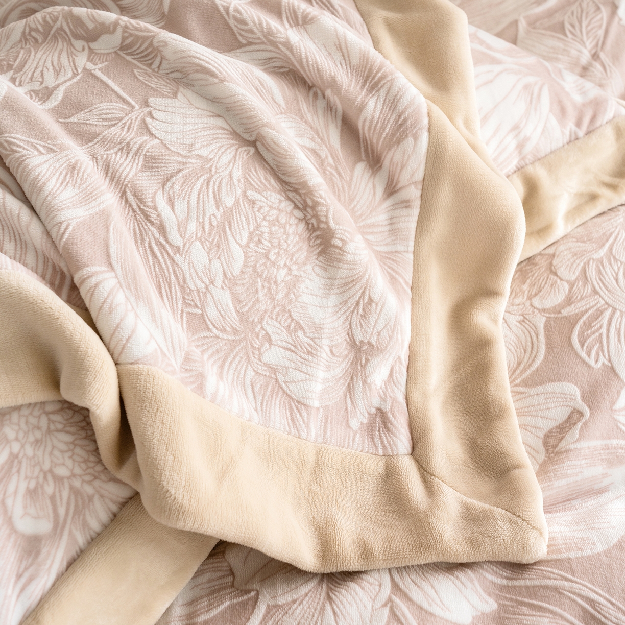 91家纺网 家纺一手货源 找家纺 （总）佳汐蓝家纺 2025新款雕花绒四件套毯子-芳华系列