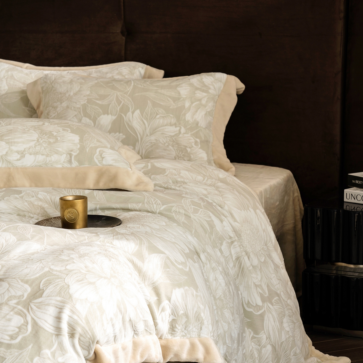 91家纺网 家纺一手货源 找家纺 佳汐蓝家纺 2025新款雕花绒四件套毯子-芳华系列 芳华-灰绿