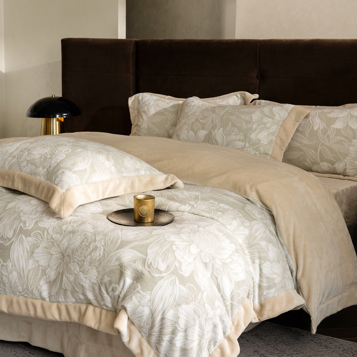 91家纺网 家纺一手货源 找家纺 佳汐蓝家纺 2025新款雕花绒四件套毯子-芳华系列 芳华-灰绿