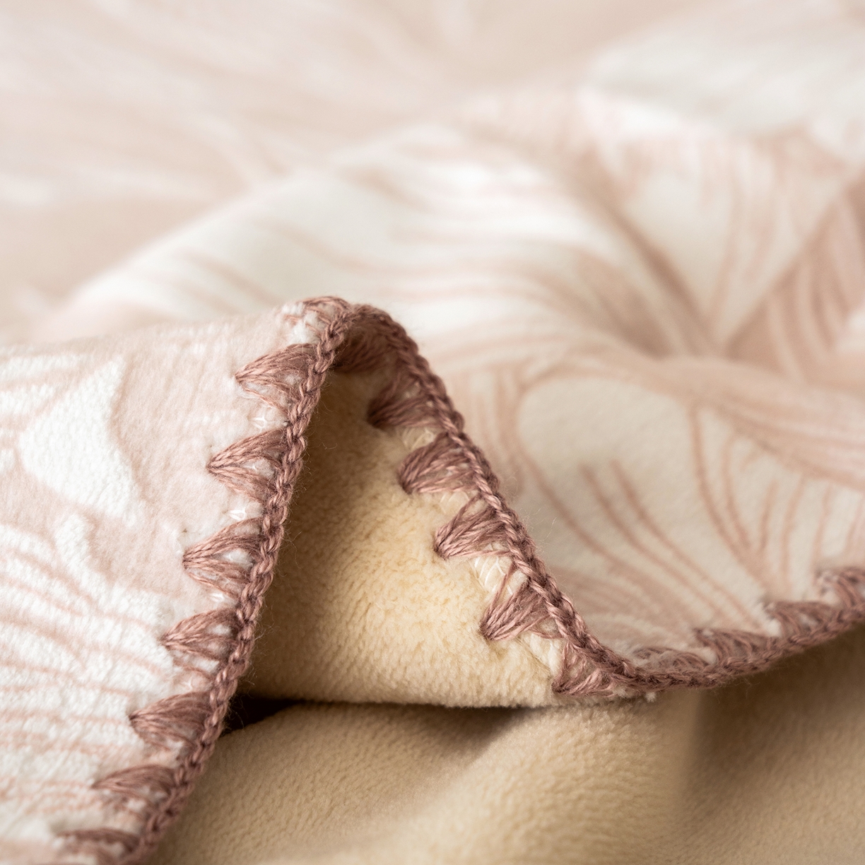 91家纺网 家纺一手货源 找家纺 佳汐蓝家纺 2025新款雕花绒四件套毯子-芳华系列 芳华-豆沙