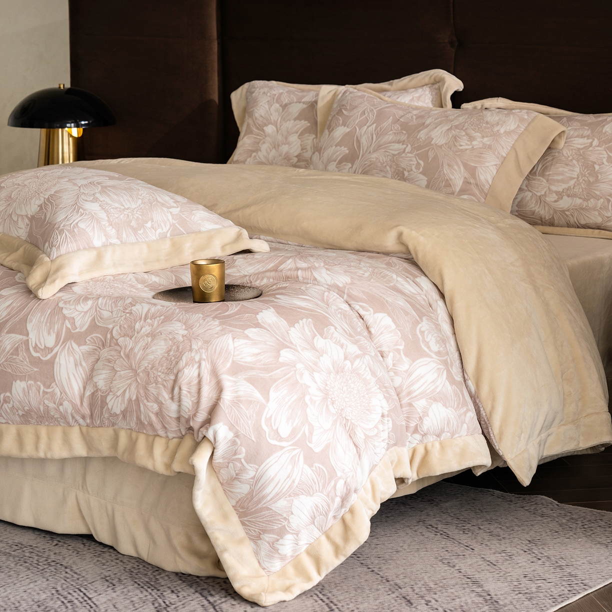 91家纺网 家纺一手货源 找家纺 佳汐蓝家纺 2025新款雕花绒四件套毯子-芳华系列 芳华-豆沙