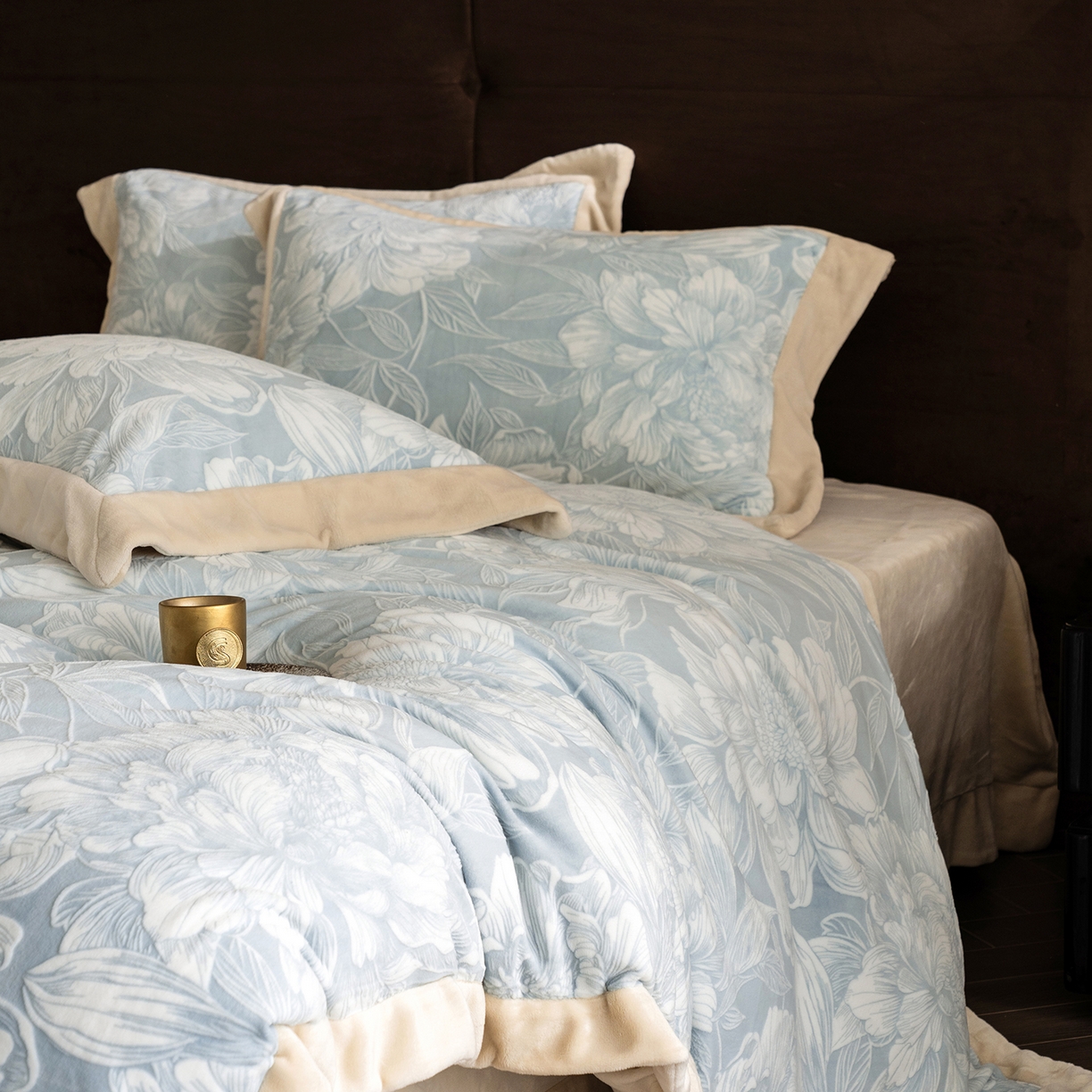 91家纺网 家纺一手货源 找家纺 佳汐蓝家纺 2025新款雕花绒四件套毯子-芳华系列 芳华-蓝