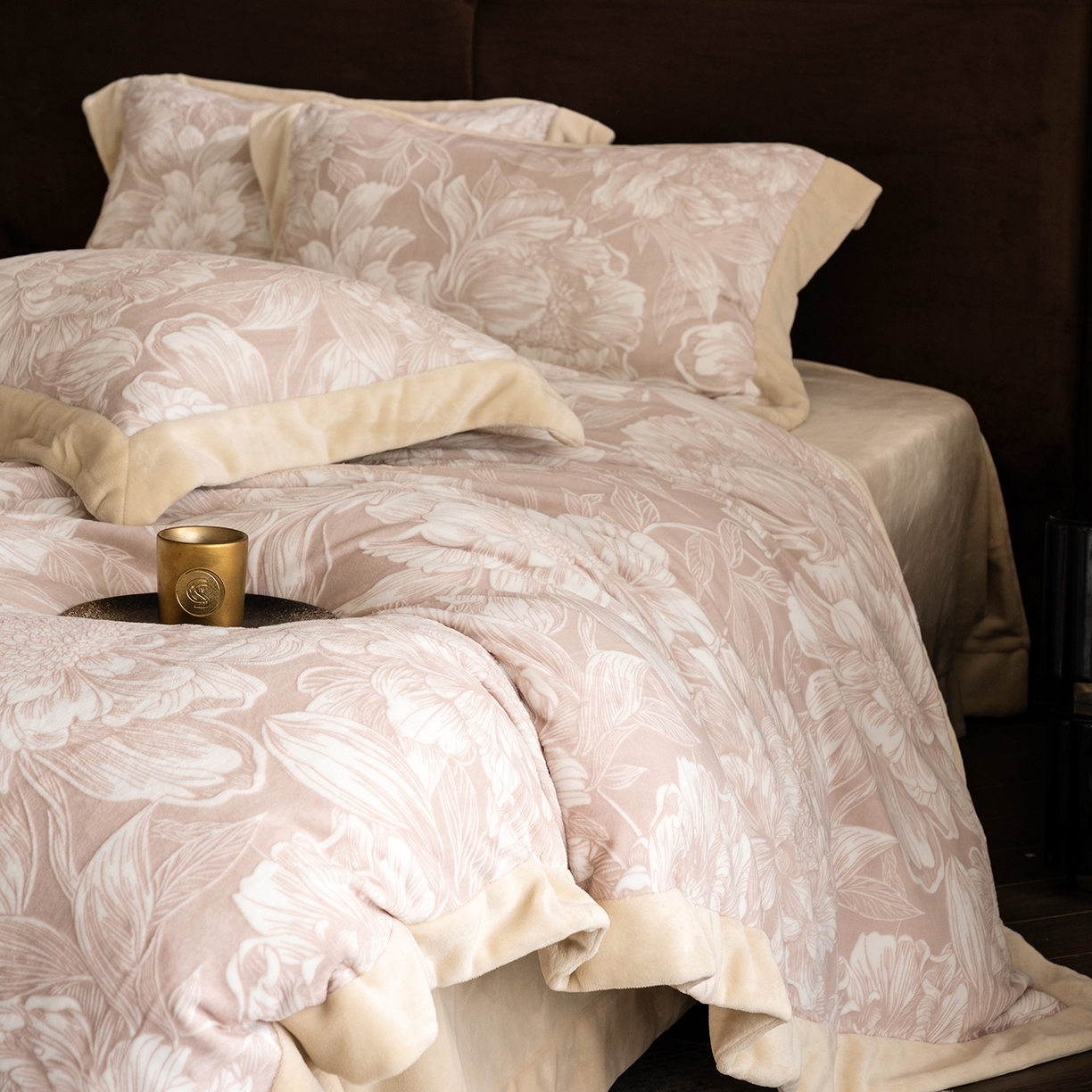 91家纺网 家纺一手货源 找家纺 佳汐蓝家纺 2025新款雕花绒四件套毯子-芳华系列 芳华-豆沙