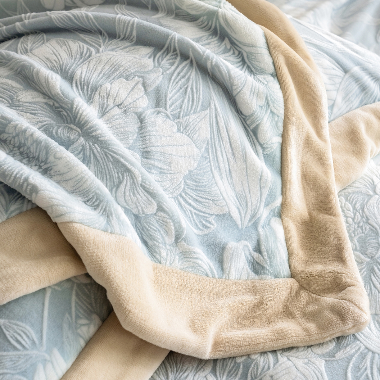 91家纺网 家纺一手货源 找家纺 佳汐蓝家纺 2025新款雕花绒四件套毯子-芳华系列 芳华-蓝