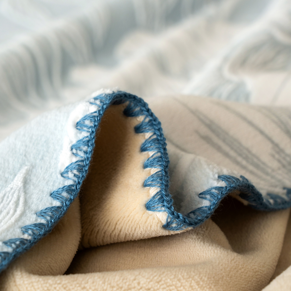 91家纺网 家纺一手货源 找家纺 佳汐蓝家纺 2025新款雕花绒四件套毯子-芳华系列 芳华-蓝