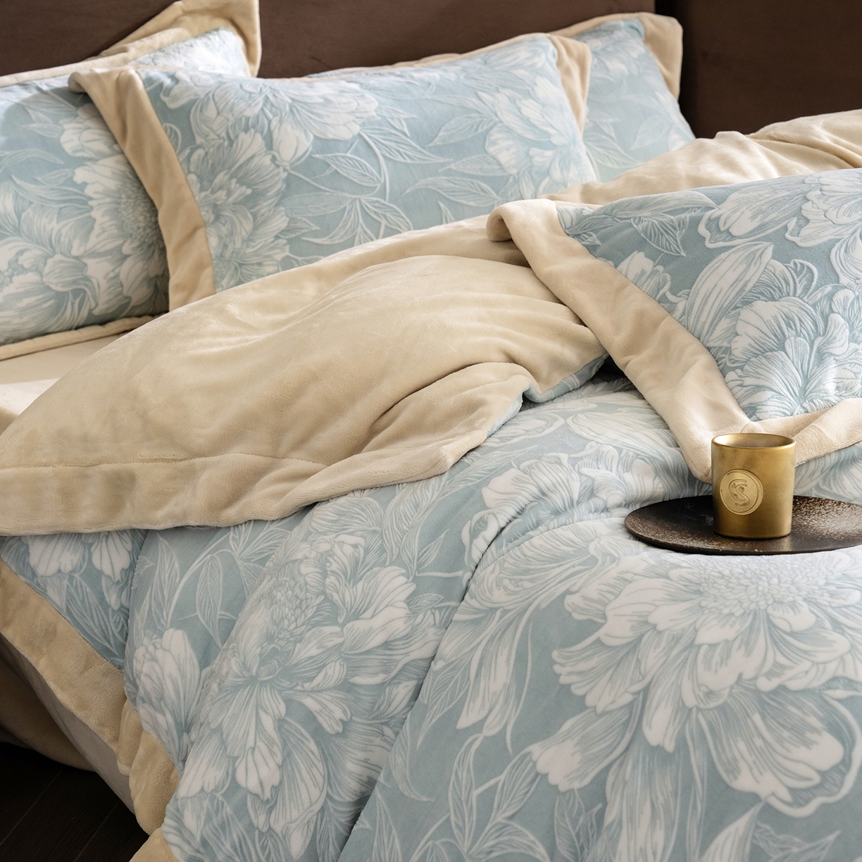 91家纺网 家纺一手货源 找家纺 佳汐蓝家纺 2025新款雕花绒四件套毯子-芳华系列 芳华-蓝