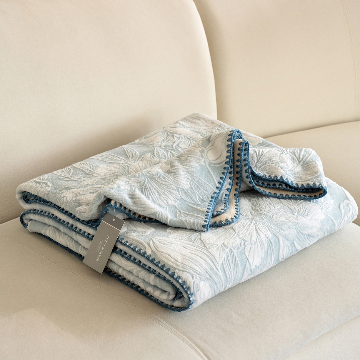 91家纺网 家纺一手货源 找家纺 佳汐蓝家纺 2025新款雕花绒四件套毯子-芳华系列 芳华-蓝