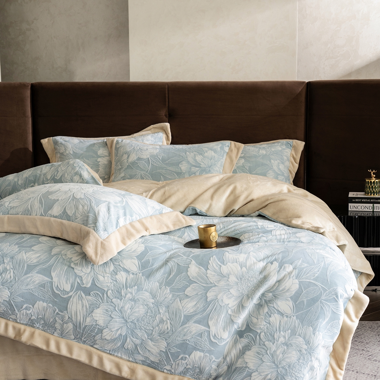 91家纺网 家纺一手货源 找家纺 佳汐蓝家纺 2025新款雕花绒四件套毯子-芳华系列 芳华-蓝