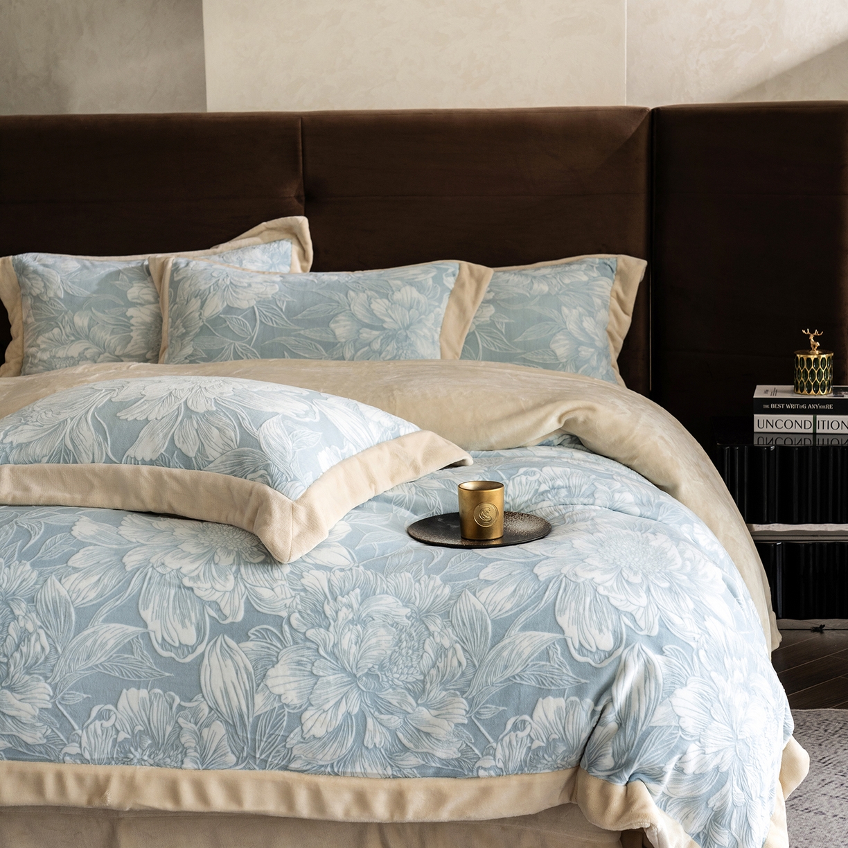 91家纺网 家纺一手货源 找家纺 佳汐蓝家纺 2025新款雕花绒四件套毯子-芳华系列 芳华-蓝