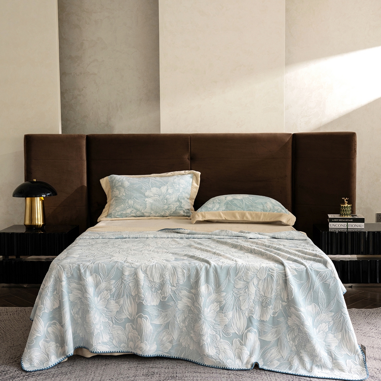 91家纺网 家纺一手货源 找家纺 佳汐蓝家纺 2025新款雕花绒四件套毯子-芳华系列 芳华-蓝