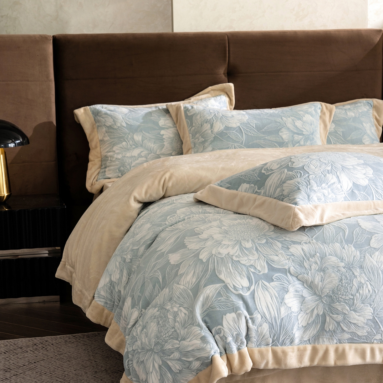 91家纺网 家纺一手货源 找家纺 佳汐蓝家纺 2025新款雕花绒四件套毯子-芳华系列 芳华-蓝