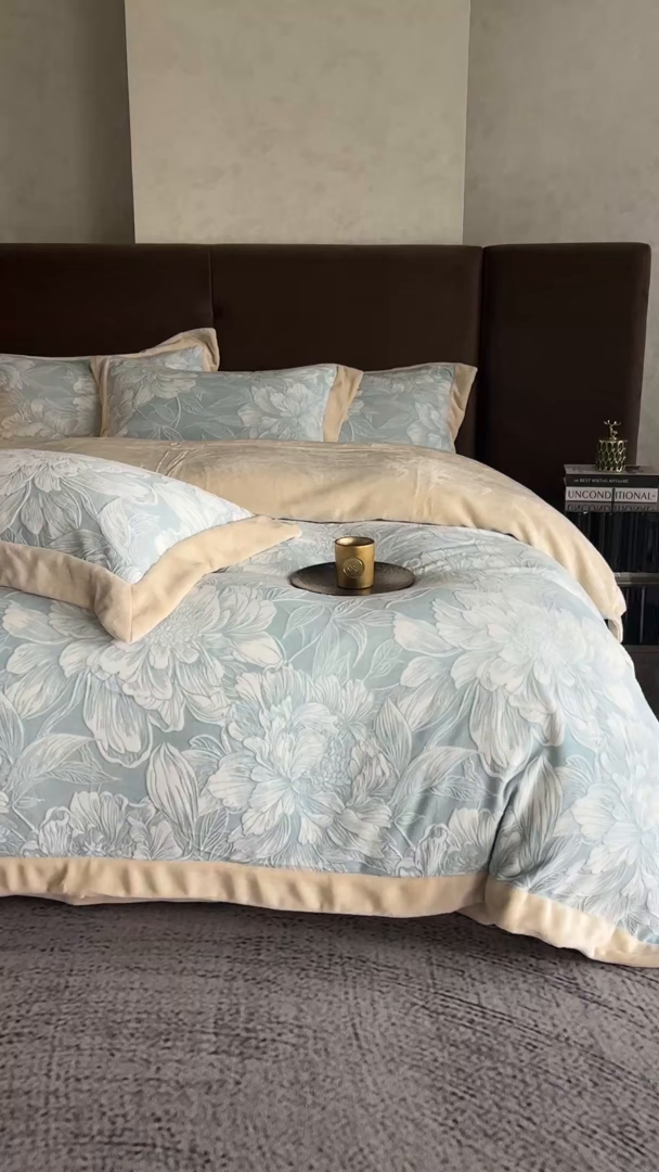 91家纺网 家纺一手货源 找家纺 佳汐蓝家纺 2025新款雕花绒四件套毯子-芳华系列 芳华-蓝