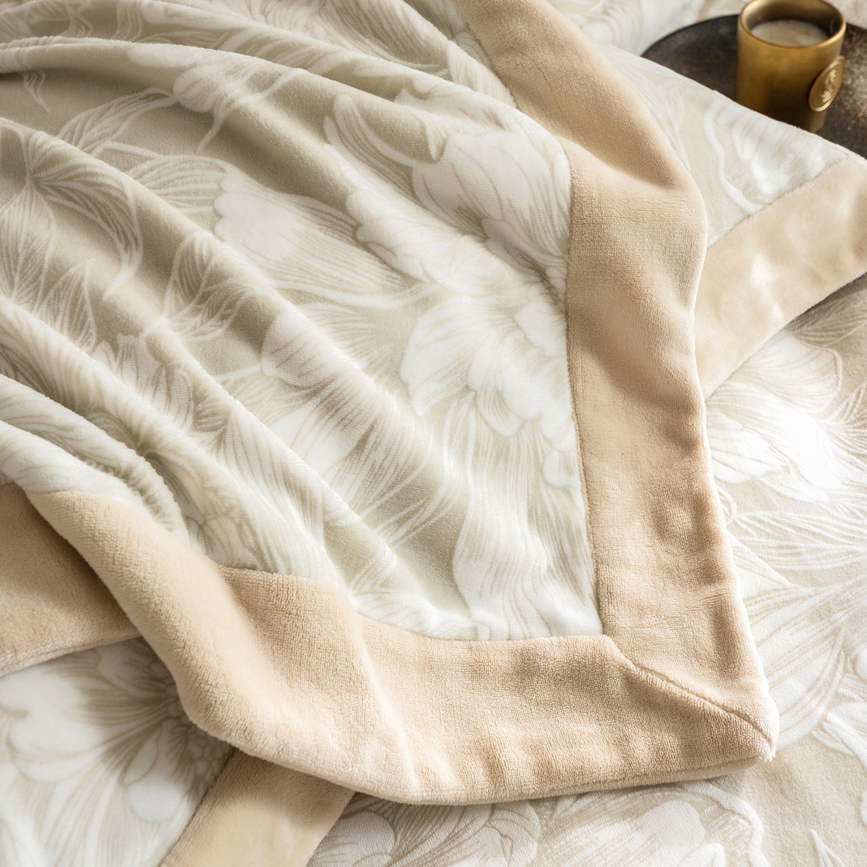 91家纺网 家纺一手货源 找家纺 佳汐蓝家纺 2025新款雕花绒四件套毯子-芳华系列 芳华-灰绿