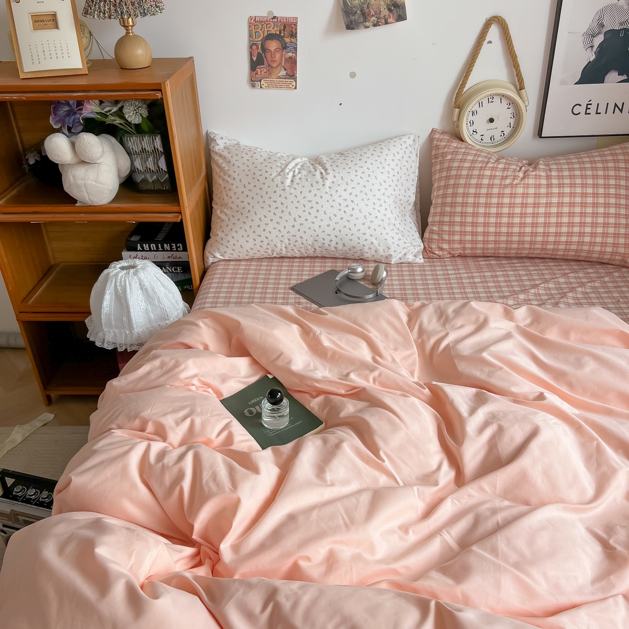 91家纺网 家纺一手货源 找家纺 对白 2025新款混搭全棉纯棉色织水洗棉四件套-西西里 西西里-黛粉（枕套格子+小花）