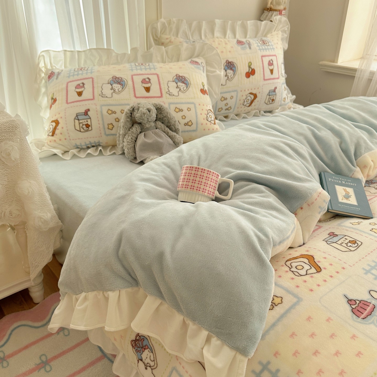 91家纺网 家纺一手货源 找家纺 萝莉家纺 2025秋冬新品韩版花边款加厚牛奶绒四件套 甜品店