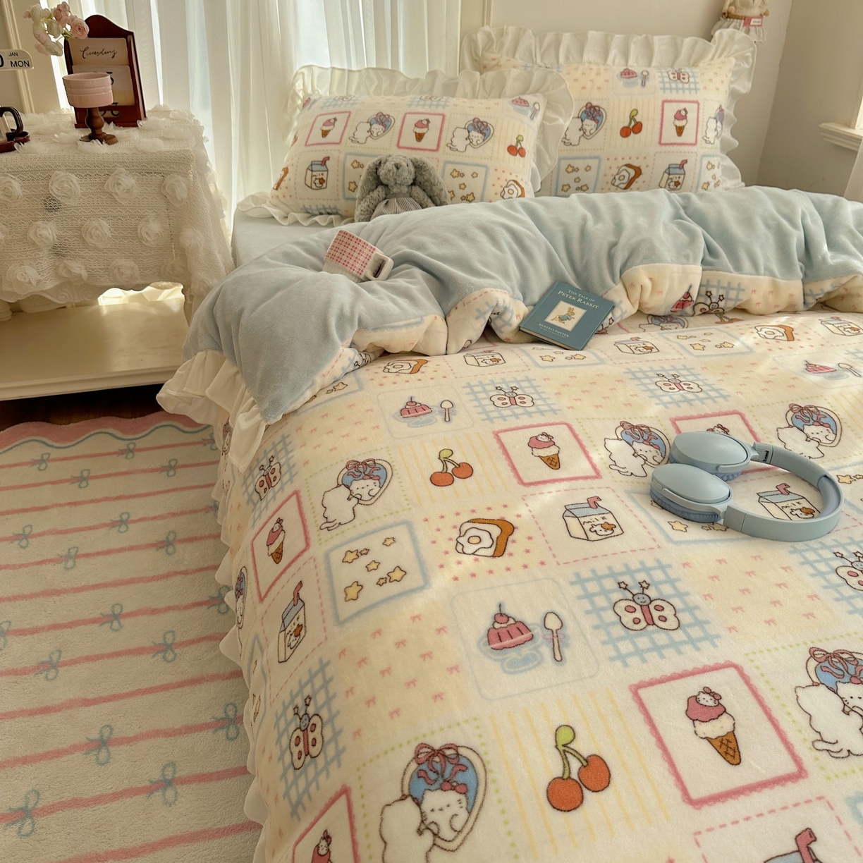 91家纺网 家纺一手货源 找家纺 萝莉家纺 2025秋冬新品韩版花边款加厚牛奶绒四件套 甜品店