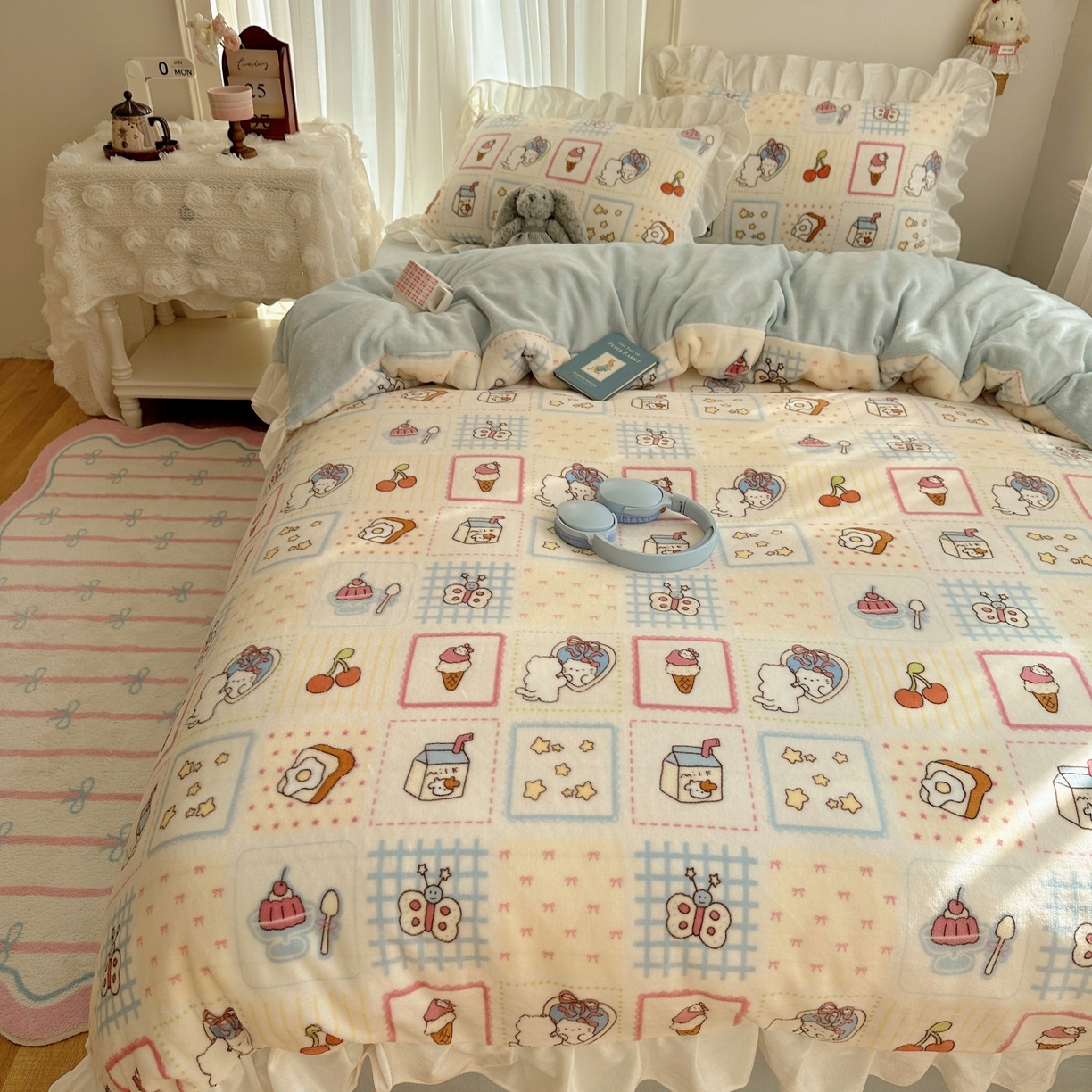 91家纺网 家纺一手货源 找家纺 萝莉家纺 2025秋冬新品韩版花边款加厚牛奶绒四件套 甜品店