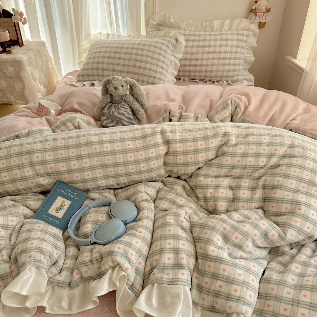 91家纺网 家纺一手货源 找家纺 萝莉家纺 2025秋冬新品韩版花边款加厚牛奶绒四件套 心心