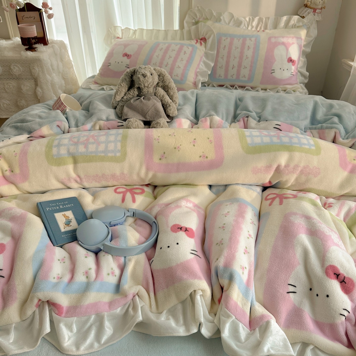 91家纺网 家纺一手货源 找家纺 萝莉家纺 2025秋冬新品韩版花边款加厚牛奶绒四件套 可爱猫