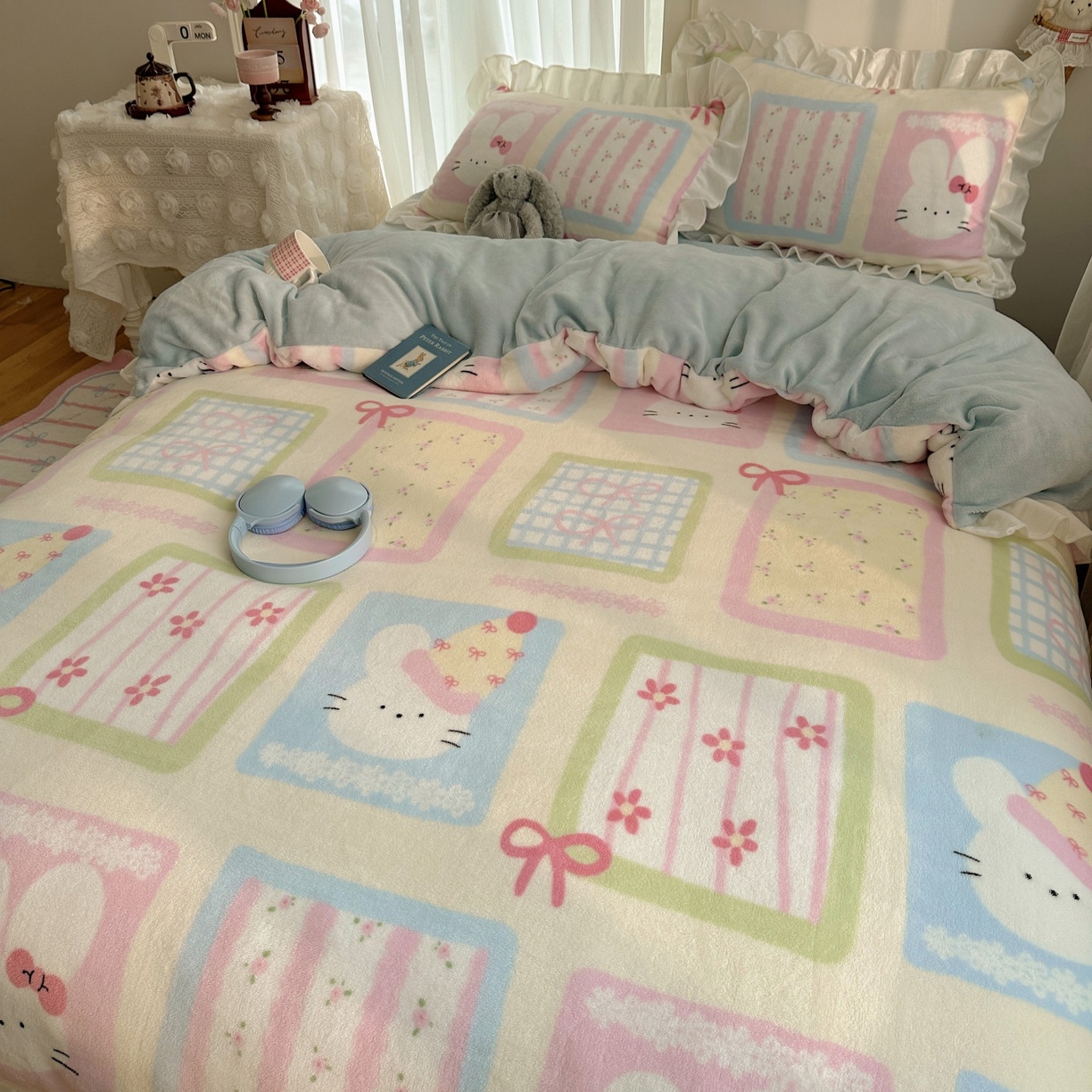 91家纺网 家纺一手货源 找家纺 萝莉家纺 2025秋冬新品韩版花边款加厚牛奶绒四件套 可爱猫