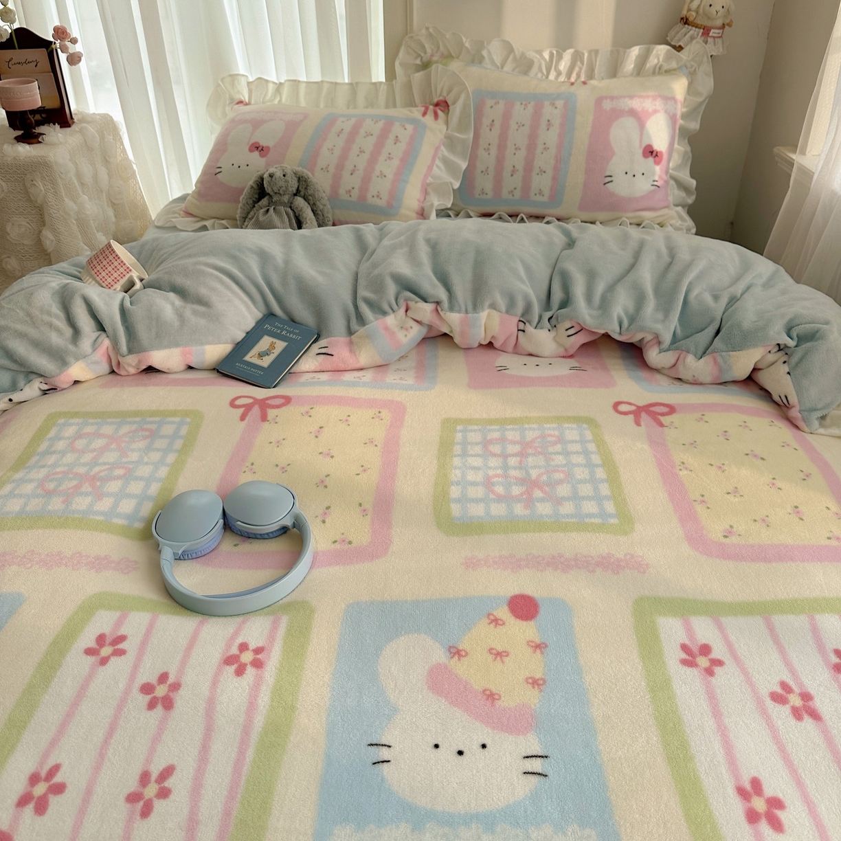 91家纺网 家纺一手货源 找家纺 萝莉家纺 2025秋冬新品韩版花边款加厚牛奶绒四件套 可爱猫