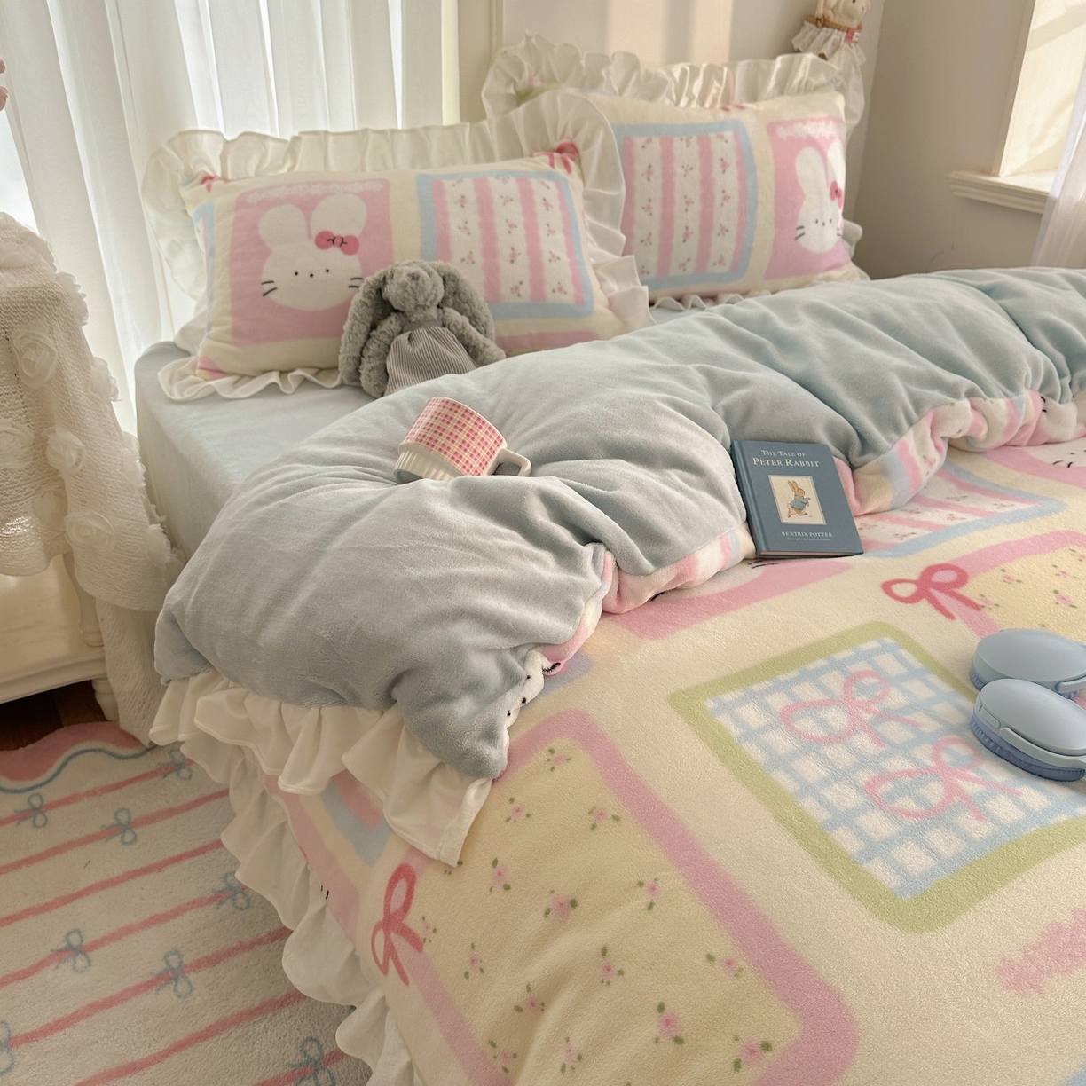 91家纺网 家纺一手货源 找家纺 萝莉家纺 2025秋冬新品韩版花边款加厚牛奶绒四件套 可爱猫