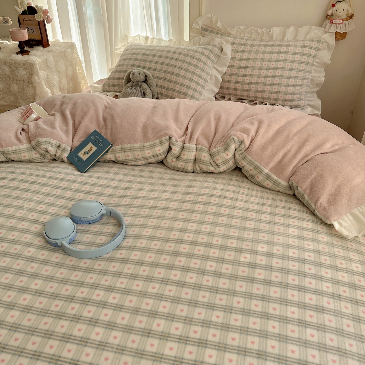 91家纺网 家纺一手货源 找家纺 萝莉家纺 2025秋冬新品韩版花边款加厚牛奶绒四件套 心心