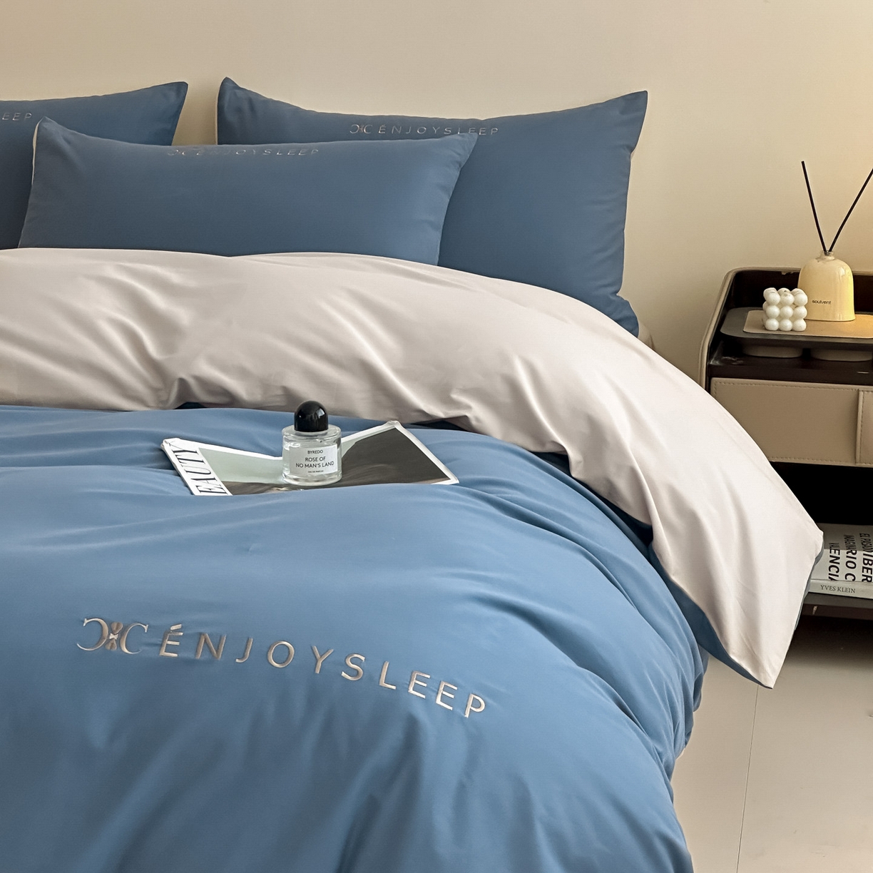 91家纺网 家纺一手货源 找家纺 拼社家纺 2025秋冬A类全棉加厚磨毛四件套刺绣纯棉不掉毛四件套-缪斯（提供买家秀） 缪斯-迷雾蓝+印月灰