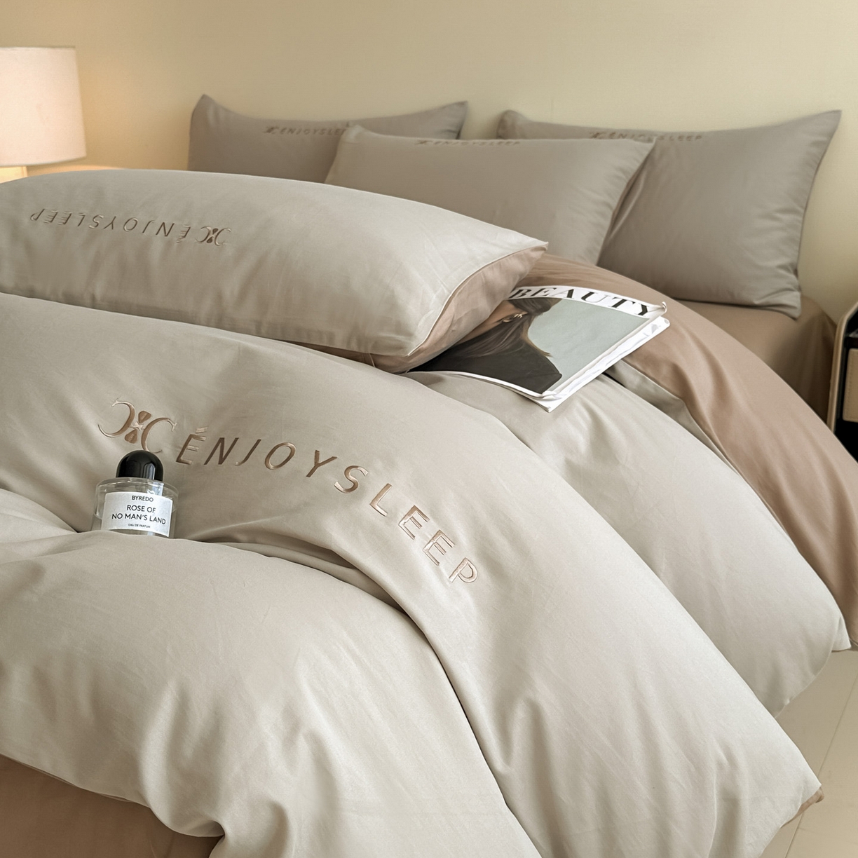 91家纺网 家纺一手货源 找家纺 拼社家纺 2025秋冬A类全棉加厚磨毛四件套刺绣纯棉不掉毛四件套-缪斯（提供买家秀） 缪斯-星辰灰+亚麻咖