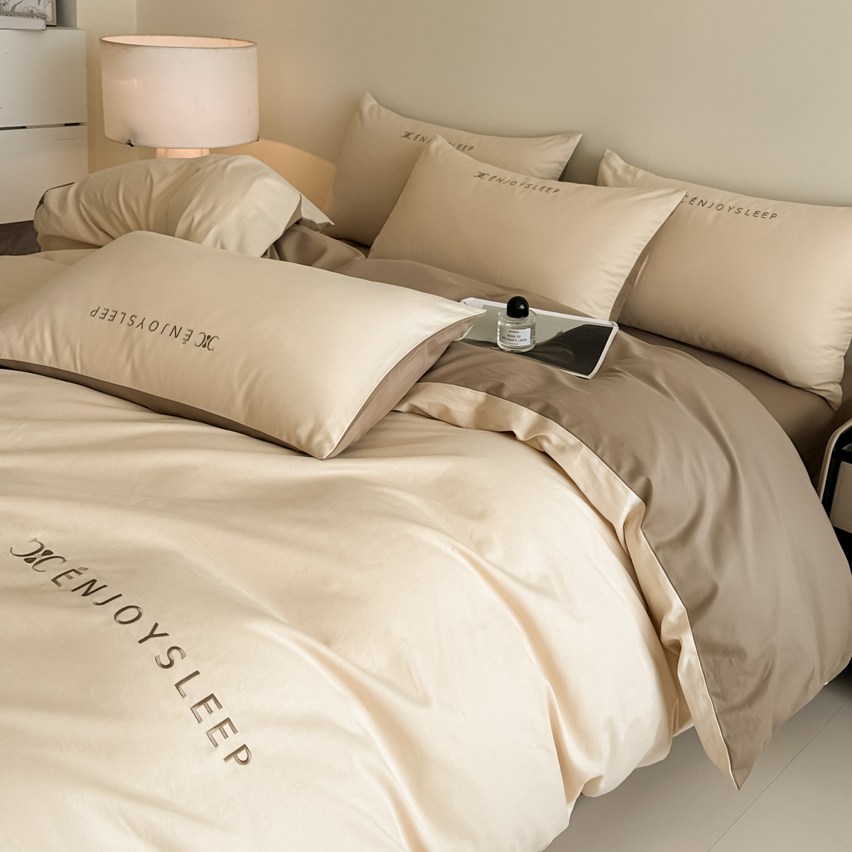 91家纺网 家纺一手货源 找家纺 拼社家纺 2025秋冬A类全棉加厚磨毛四件套刺绣纯棉不掉毛四件套-缪斯（提供买家秀） 缪斯-星月米+亚麻咖