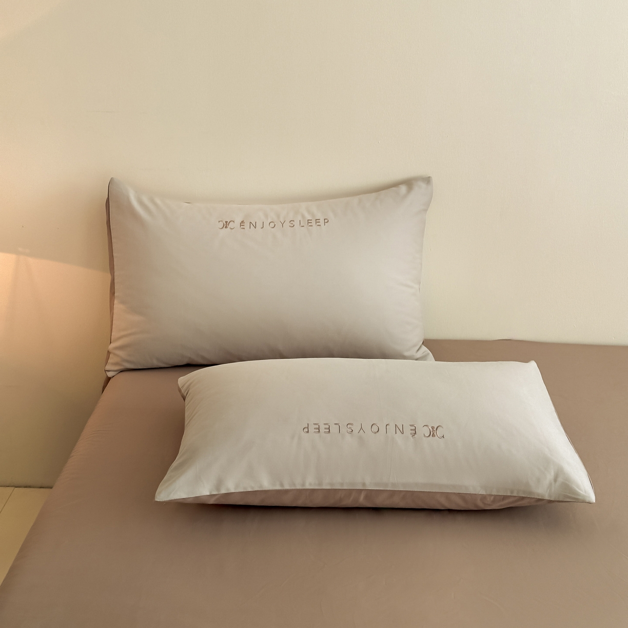 91家纺网 家纺一手货源 找家纺 拼社家纺 2025秋冬A类全棉加厚磨毛四件套刺绣纯棉不掉毛四件套-缪斯（提供买家秀） 缪斯-星辰灰+亚麻咖