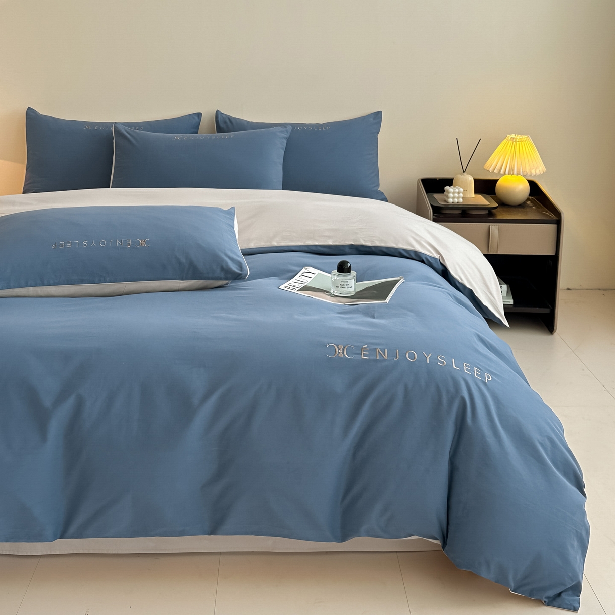 91家纺网 家纺一手货源 找家纺 拼社家纺 2025秋冬A类全棉加厚磨毛四件套刺绣纯棉不掉毛四件套-缪斯（提供买家秀） 缪斯-迷雾蓝+印月灰