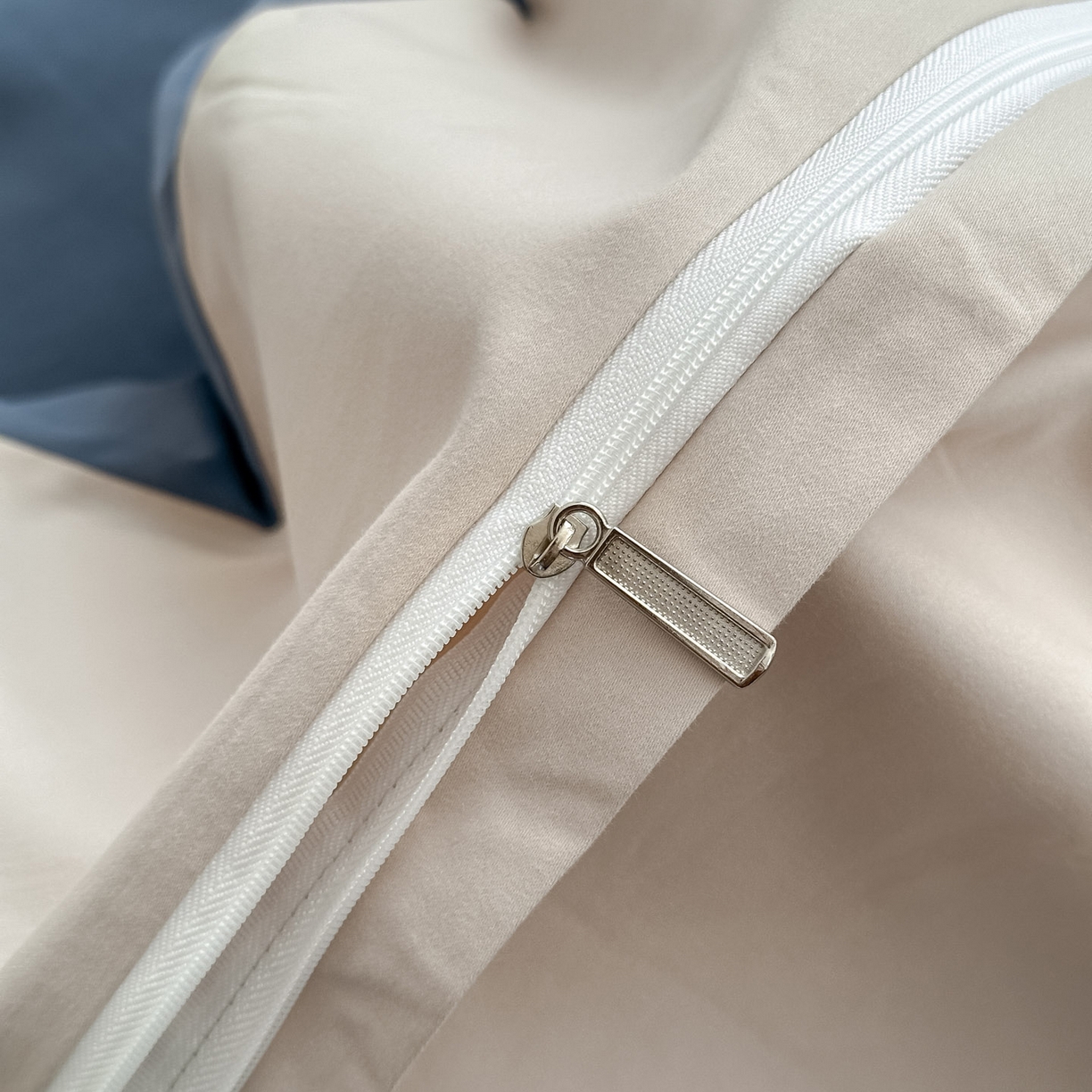 91家纺网 家纺一手货源 找家纺 拼社家纺 2025秋冬A类全棉加厚磨毛四件套刺绣纯棉不掉毛四件套-缪斯（提供买家秀） 缪斯-迷雾蓝+印月灰