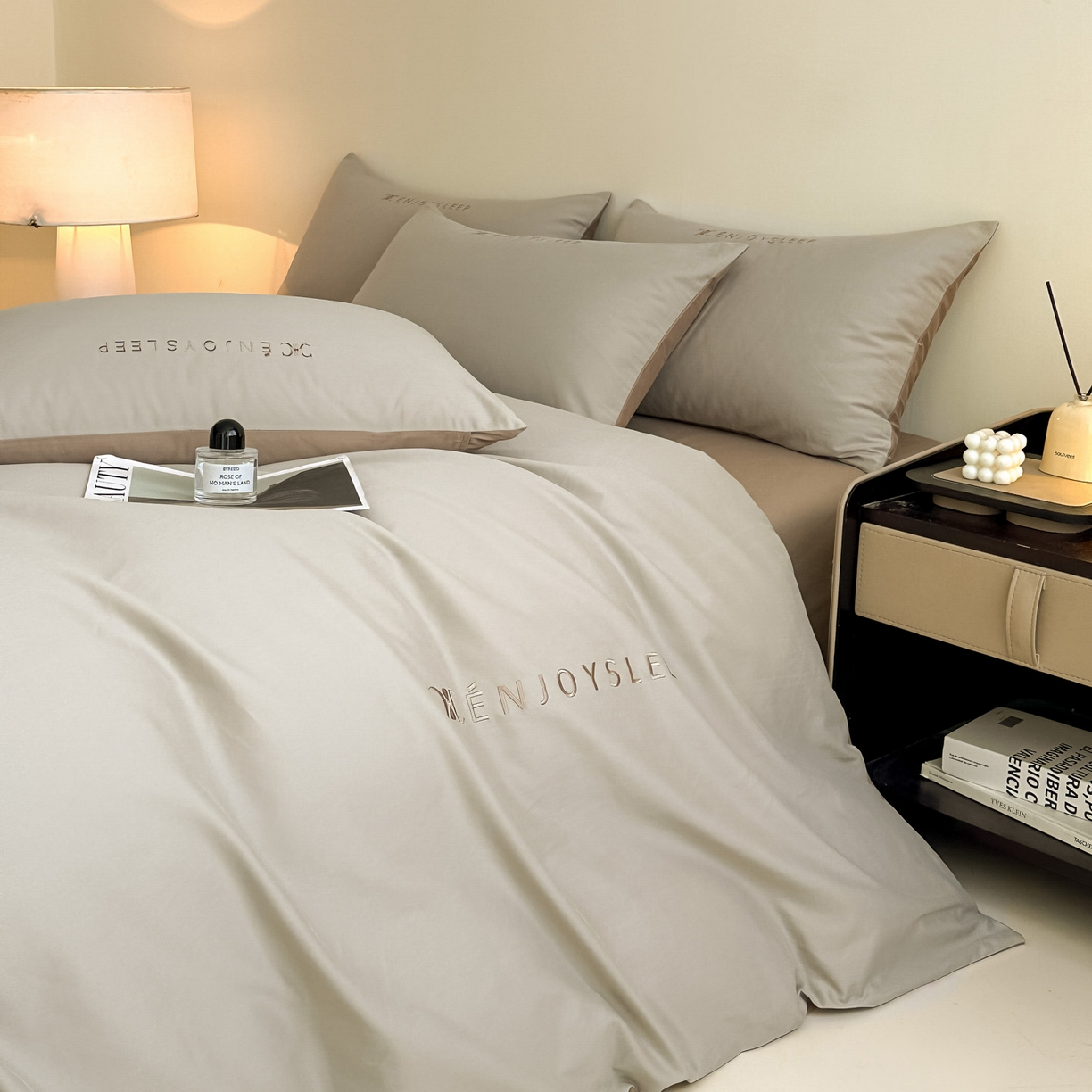 91家纺网 家纺一手货源 找家纺 拼社家纺 2025秋冬A类全棉加厚磨毛四件套刺绣纯棉不掉毛四件套-缪斯（提供买家秀） 缪斯-星辰灰+亚麻咖