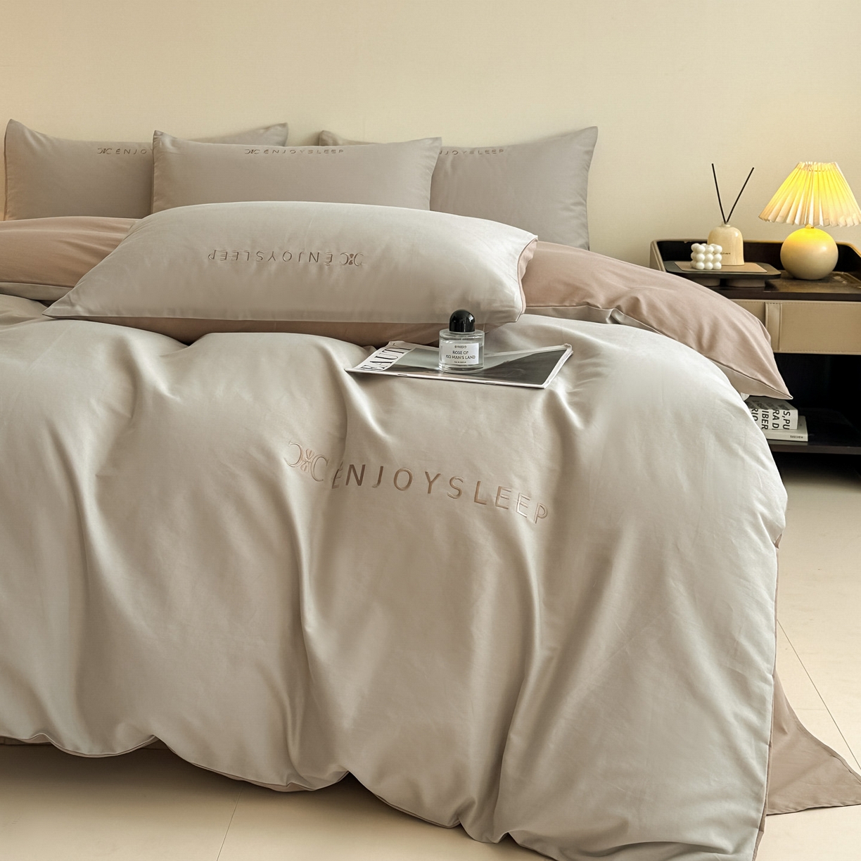 91家纺网 家纺一手货源 找家纺 拼社家纺 2025秋冬A类全棉加厚磨毛四件套刺绣纯棉不掉毛四件套-缪斯（提供买家秀） 缪斯-星辰灰+亚麻咖