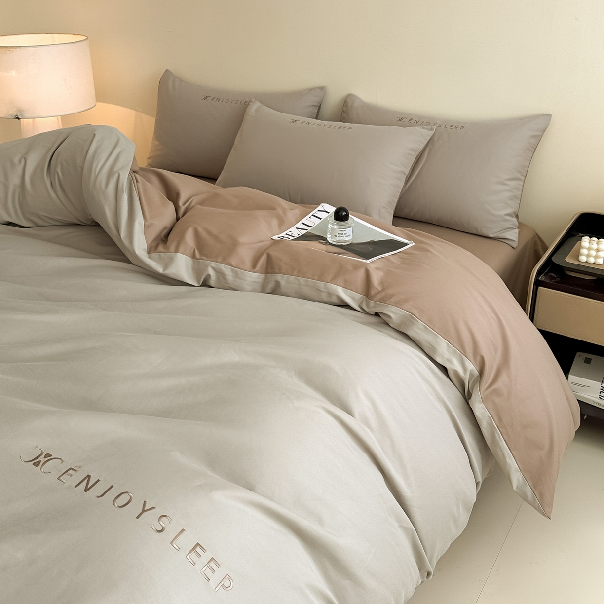 91家纺网 家纺一手货源 找家纺 拼社家纺 2025秋冬A类全棉加厚磨毛四件套刺绣纯棉不掉毛四件套-缪斯（提供买家秀） 缪斯-星辰灰+亚麻咖