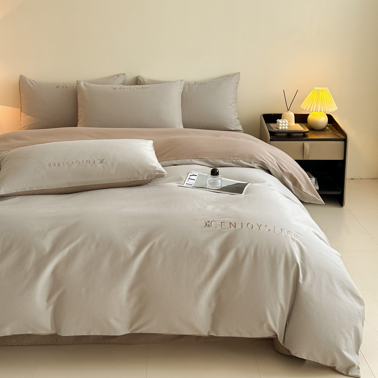 91家纺网 家纺一手货源 找家纺 拼社家纺 2025秋冬A类全棉加厚磨毛四件套刺绣纯棉不掉毛四件套-缪斯（提供买家秀） 缪斯-星辰灰+亚麻咖